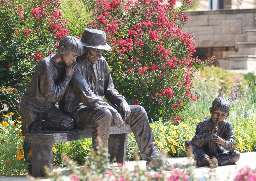 PONCA CITY, OKLAHOMA—AUGUST 2015: Statues in the garden of Marland Mansion Estate in Ponca City,Oklahoma