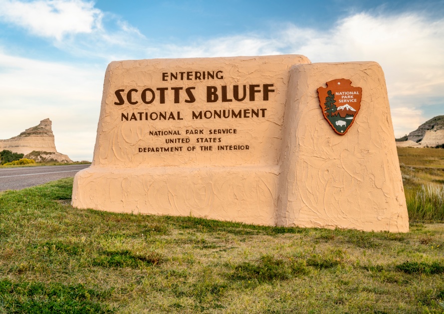 Entrance welcome sign to Scotts Bluff National Monument in Scottsbliuff, Nebraska.
