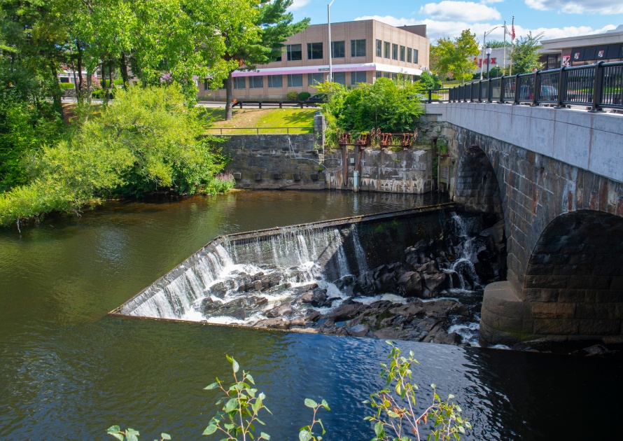 Old Slater Mill National Historic Landmark y Pawtucket Falls on Blackstone River en el centro de Pawtucket, Rhode Island RI, Estados Unidos.