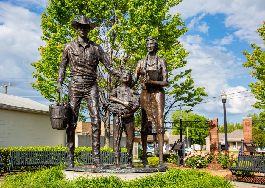 Broken Arrow, Tulsa, Oklahoma, USA. May 13, 2019. Bronze statue of an early 20th-century agriculture family, at Centennial Park on Main Street.