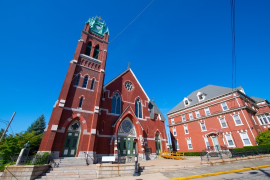 Iglesia de la Sangre Preciosa de Woonsocket en el centro de Woonsocket, Rhode Island RI, EE.UU. Esta iglesia es una histórica iglesia católica romana construida en 1873 en la 94 Avenida Carrington.