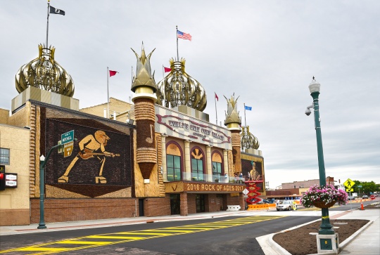 MITCHELL, SOUTH DAKOTA - JUNE 22, 2017: The Corn Palace Built in 1892 as a way for farmers to display their bounty It is annually coverd with new murals