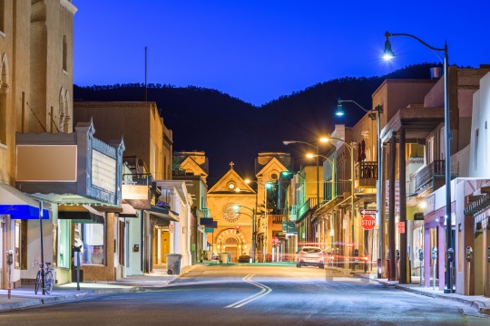 https://webuyhouse.com/wp-content/uploads/santa-fe-new-mexico-downtown-at-night.jpg
