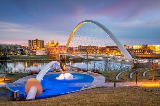 Des Moines Iowa Skyline and Public Park in United States (United States)